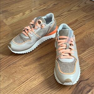 Andia Fora Ruffle Orange Mellow Dreamer Suede sneaker